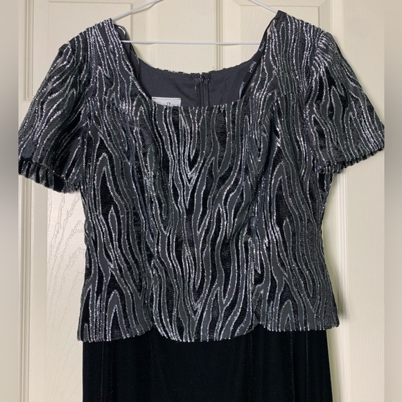 Joseph Ribkoff | Black Velvet Silver Metallic Short Sleeve Dress - 8 - Picture 4 of 12